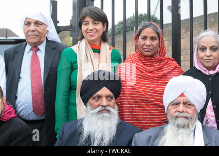 Hounslow, London, UK. 3th. April 2016. Seema Malhotra Arbeits- und kooperative MP für Feltham und Heston. Schatten Hauptsekretärin zum Fiskus und Ruth Cadbury Labour-Partei Politiker im Vereinigten Königreich.  Abgeordneter für den Wahlkreis von Brentford und Isleworth seit Erlangung des Sitzes bei den Parlamentswahlen 2015 nahmen an der heutigen Feier des Vaisakhi, The Sikh-Festival in London Hounslow .@Paul Quezada-Neiman/Alamy Live News Stockfoto