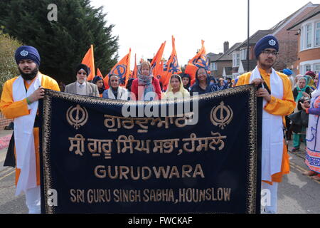 Hounslow, London, UK. 3th. April 2016. Seema Malhotra Arbeits- und kooperative MP für Feltham und Heston. Schatten Hauptsekretärin zum Fiskus und Ruth Cadbury Labour-Partei Politiker im Vereinigten Königreich.  Abgeordneter für den Wahlkreis von Brentford und Isleworth seit Erlangung des Sitzes bei den Parlamentswahlen 2015 nahmen an der heutigen Feier des Vaisakhi, The Sikh-Festival in London Hounslow .@Paul Quezada-Neiman/Alamy Live News Stockfoto