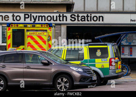 Plymouth, UK. 3. April 2016. Krankenwagen vor Bahnhof Plymouth, Devon, England nach einem Zugunglück. 3. April 2016 Kredit: Anna Stevenson/Alamy Live-Nachrichten Stockfoto