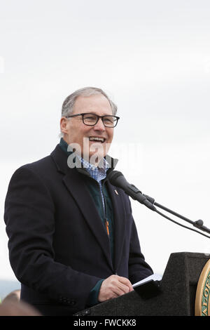 Seattle, Washington, USA. 2. April 2016. Washington State Gouverneur Jay Inslee spricht für die Besucher bei der Einweihung des neuen Evergreen Point Floating Bridge. Die neue Autobahn 520-Brücke, die längste schwimmende Brücke der Welt, wird Ende April für den Verkehr geöffnet. Bildnachweis: Paul Gordon/Alamy Live-Nachrichten Stockfoto