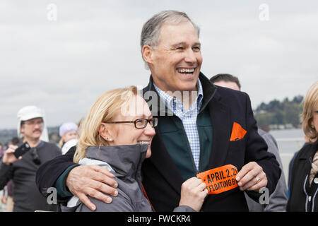 Seattle, Washington, USA. 2. April 2016. Washington State Gouverneur Jay Inslee posiert mit ehemaligen Verkehrsminister Lynne Peterson bei der Einweihung des neuen Evergreen Point Floating Bridge. Die neue Autobahn 520-Brücke, die längste schwimmende Brücke der Welt, wird Ende April für den Verkehr geöffnet. Bildnachweis: Paul Gordon/Alamy Live-Nachrichten Stockfoto