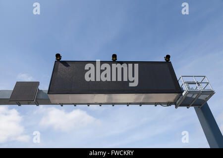 Seattle, Washington, USA. 2. April 2016. Variable-Nachricht Zeichen auf Evergreen Point Floating Bridge. Die neue Autobahn 520-Brücke, die längste schwimmende Brücke der Welt, wird Ende April für den Verkehr geöffnet. Bildnachweis: Paul Gordon/Alamy Live-Nachrichten Stockfoto