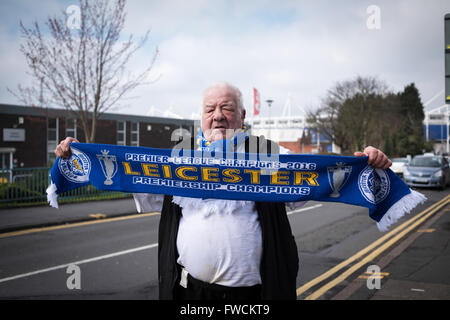 King Power Stadium, Haselnuß Weg, Leicester, UK:3rd April 2016.Street Hawker verkaufen Schals "Leicester City Premier League Champions" auf Haselnuß Weg in der Nähe von King power Stadium. Leicester haben noch sechs weitere Spiele vor Ende der Saison zu spielen. Stockfoto