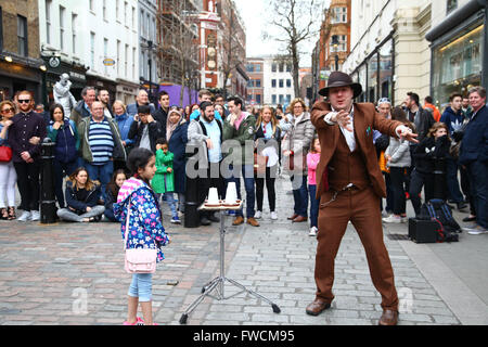 Covent Garden, London 3. April 2016 Zauberer führt ein Kartentrick vor einer großen Menschenmenge in Covent Garden. Bildnachweis: Dinendra Haria/Alamy Live-Nachrichten Stockfoto