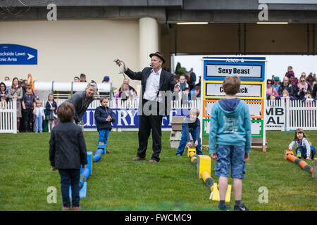 Ascot, Großbritannien. 3. April 2016. Kinder warten ein Frettchen racing Anzeige während des Prinzen Landschaft Fonds Renntag in Ascot Racecourse. Bildnachweis: Mark Kerrison/Alamy Live-Nachrichten Stockfoto