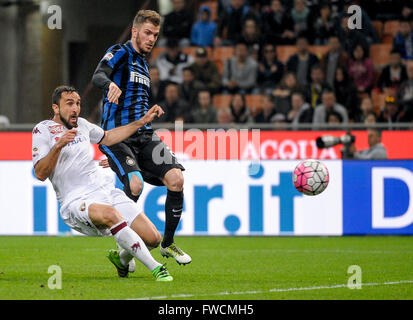 Mailand, Italien. 3. April 2016: Cristian Molinaro (links) Noten während der Serie A Match zwischen FC Internazionale und Torino FC im Giuseppe-Meazza-Stadion. Bildnachweis: Nicolò Campo/Alamy Live-Nachrichten Stockfoto