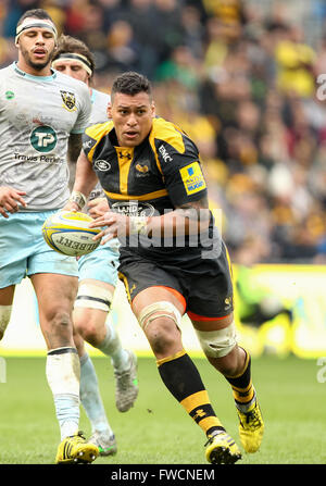 Ricoh Arena in Coventry, UK. 3. April 2016. Rugby-Aviva Premiership. Wespen im Vergleich zu Northampton Saints. Wespen Nathan Hughes macht eine Pause. Bildnachweis: Aktion Plus Sport/Alamy Live-Nachrichten Stockfoto