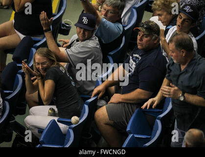 St. Petersburg, Florida, USA. 3. April 2016. LOREN ELLIOTT | Times.Fans reagieren auf ein Foul Ball getroffen von Toronto Blue Jays Center Fielder Kevin Pillar (11) in der Spitze des vierten Inning bei einem Eröffnungstag Spiel gegen die Tampa Bay Rays im Tropicana Field in St. Petersburg, Florida, auf Sonntag, 3. April 2016. Bildnachweis: Loren Elliott/Tampa Bay Times / ZUMA Draht/Alamy Live News Stockfoto