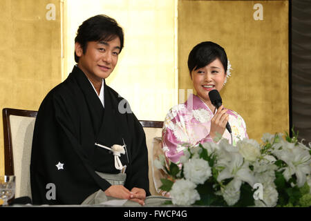 Ainosuke Kataoka und Norika Fujiwara, 31. März 2016: japanische Schauspielerin Norika Fujiwara und japanischen Kabuki-Schauspieler Ainoske Kataoka eine Hochzeit Ankündigung Pressekonferenz in Tokio am 31. März 2016 statt. © AFLO/Alamy Live-Nachrichten Stockfoto