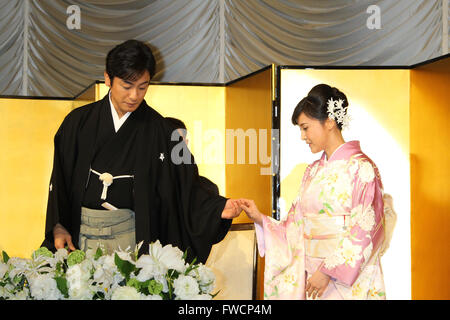 Ainosuke Kataoka und Norika Fujiwara, 31. März 2016: japanische Schauspielerin Norika Fujiwara und japanischen Kabuki-Schauspieler Ainoske Kataoka eine Hochzeit Ankündigung Pressekonferenz in Tokio am 31. März 2016 statt. © AFLO/Alamy Live-Nachrichten Stockfoto