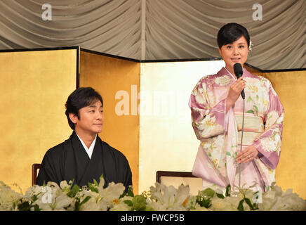 Ainosuke Kataoka und Norika Fujiwara, 31. März 2016: Tokio, Japan: Schauspielerin Norika Fujiwara und japanischen Kabuki-Schauspieler Kataoka Ainosuke VI(L) eine Pressekonferenz in Tokio am 31. März 2016 teilnehmen. Stockfoto