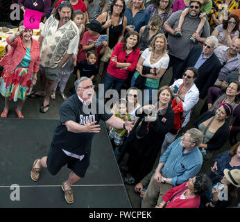 New Orleans, Louisiana, USA. 3. April 2016. JOHN BOLLING, New Orleans, konkurriert in der Tennessee Williams Literary Festival jährliche Stanley und Stella schreien Contest, eine Hommage an den Urschrei, berühmt geworden durch Marlon Brando in "A Streetcar Named Desire. Bildnachweis: Brian Cahn/ZUMA Draht/Alamy Live-Nachrichten Stockfoto