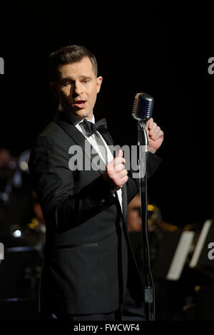 Sydney, Australien. 4. April 2016. David Campbell singt ein Medley aus Liedern während der Besetzung Ankündigung für "Dream Lover, The Bobby Darin Musical" in Sydney Lyric Theatre am 4. April. "Dream Lover" ist die Geschichte des legendären Sänger, Songwriter und Schauspieler Bobby Darin. Bildnachweis: Hugh Peterswald/Pacific Press/Alamy Live-Nachrichten Stockfoto