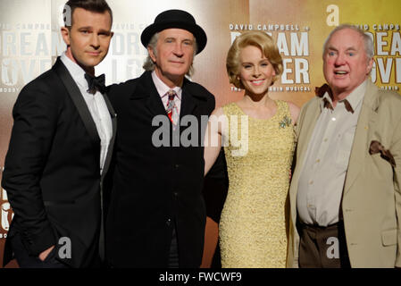 Sydney, Australien. 4. April 2016. (L-R) David Campbell (Bobby Darin), Schriftsteller Frank Howson, Hannah Fredericksen (Sandra Dee) und Schriftsteller John Michael Howson posieren für Fotos, die nach der Besetzung Ankündigung für "Dream Lover, The Bobby Darin Musical" in Sydney Lyric Theatre am 4. April. Bildnachweis: Hugh Peterswald/Pacific Press/Alamy Live-Nachrichten Stockfoto