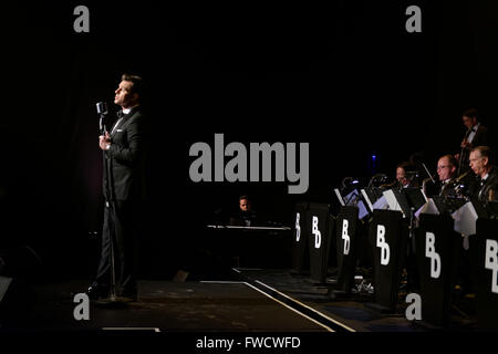 Sydney, Australien. 4. April 2016. David Campbell singt ein Medley aus Liedern während der Besetzung Ankündigung für "Dream Lover, The Bobby Darin Musical" in Sydney Lyric Theatre am 4. April. "Dream Lover" ist die Geschichte des legendären Sänger, Songwriter und Schauspieler Bobby Darin. Bildnachweis: Hugh Peterswald/Pacific Press/Alamy Live-Nachrichten Stockfoto