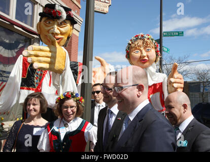 Saint Paul, Vereinigte Staaten. 2. April 2016. Der tschechische Ministerpräsident Bohuslav Sobotka (2. von rechts) trafen sich Expatriates in das Gebäude von der lokalen Sokol (Falcon) tschechischen Sportorganisation in St. Paul, Minnesota, USA, wo rund 85.000 Menschen mit tschechischen Wurzeln leben. Bohuslav Sobotka verliehen die Karel Kramar Medaille in memoriam auf Charles Proshek, einem bedeutenden Arzt in Minneapolis und ehemaligen tschechoslowakischen Honorarkonsul, 2. April 2016. © Martin Weiser/CTK Foto/Alamy Live-Nachrichten Stockfoto