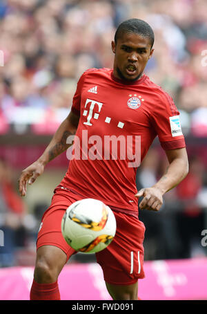 München, Deutschland. 2. April 2016. Bayern Douglas Costa in Aktion während der Fußball-Bundesliga match Bayern Munchen Vs Eintracht Frankfurt in München, Deutschland, 2. April 2016. Bayern München gewann 1: 0. Foto: Tobias Hase/Dpa/Alamy Live News Stockfoto