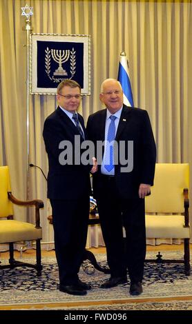 Jerusalem, Israel. 4. April 2016. Der tschechische Außenminister Lubomir Zaoralek (links), trifft israelische Präsident Reuven Rivlin in Jerusalem, Israel, am Montag, 4. April 2016. © Ales Zapotocky/CTK Foto/Alamy Live-Nachrichten Stockfoto