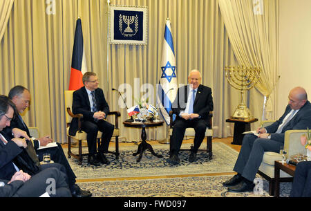 Jerusalem, Israel. 4. April 2016. Der tschechische Außenminister Lubomir Zaoralek (links), trifft israelische Präsident Reuven Rivlin in Jerusalem, Israel, am Montag, 4. April 2016. © Ales Zapotocky/CTK Foto/Alamy Live-Nachrichten Stockfoto