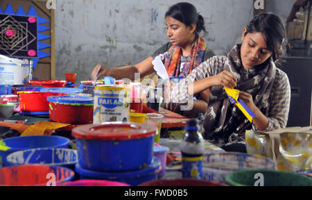 Dhaka, Bangladesch. 4. April 2016. Kunststudenten Vorbereitung für kommende Bengali New Year in Dhaka, Bangladesh, Dhaka Universität am 4. April 2016. Bangladeshi Menschen feiert in diesem Jahr am 14. April Bengali New Year. © Shariful Islam/Xinhua/Alamy Live-Nachrichten Stockfoto