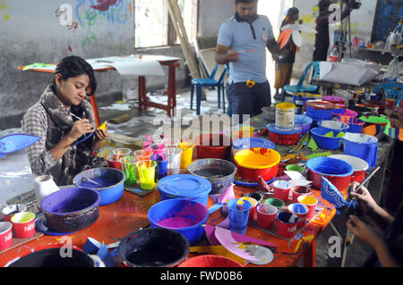 Dhaka, Bangladesch. 4. April 2016. Kunststudenten Vorbereitung für kommende Bengali New Year in Dhaka, Bangladesh, Dhaka Universität am 4. April 2016. Bangladeshi Menschen feiert in diesem Jahr am 14. April Bengali New Year. © Shariful Islam/Xinhua/Alamy Live-Nachrichten Stockfoto