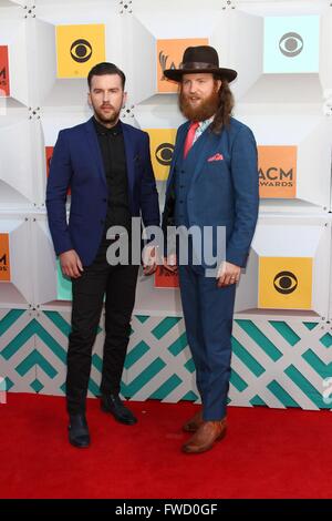 Las Vegas, NV, USA. 3. April 2016. TJ Osborne, John Osbourne, Brüder Osborne im Ankunftsbereich für 51. Academy Of Country Music (ACM) Awards - Ankünfte 3, MGM Grand Garden Arena, Las Vegas, NV 3. April 2016. Bildnachweis: James Atoa/Everett Collection/Alamy Live-Nachrichten Stockfoto