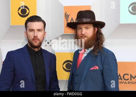 Las Vegas, NV, USA. 3. April 2016. TJ Osborne, John Osbourne, Brüder Osborne im Ankunftsbereich für 51. Academy Of Country Music (ACM) Awards - Ankünfte 3, MGM Grand Garden Arena, Las Vegas, NV 3. April 2016. Bildnachweis: James Atoa/Everett Collection/Alamy Live-Nachrichten Stockfoto