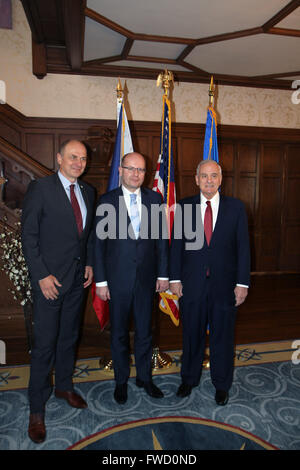 Saint Paul, Vereinigte Staaten. 2. April 2016. Tschechischer Premierminister Bohuslav Sobotka (Mitte), Petr Gandalovic (links), tschechischer Botschafter in den Vereinigten Staaten und Mark Dayton (rechts), Gouverneur von Minnesota Auswanderer in das Gebäude von der lokalen Sokol (Falcon) tschechischen Sportorganisation in St. Paul, Minnesota, USA trafen wo etwa 85.000 Menschen mit tschechischen Wurzeln leben. Bohuslav Sobotka verliehen die Karel Kramar Medaille in memoriam auf Charles Proshek, einem bedeutenden Arzt in Minneapolis und ehemaligen tschechoslowakischen Honorarkonsul, 2. April 2016 © Martin Weiser/CTK Foto/Alamy Live News Stockfoto