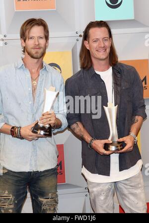 Brian Kelley, Tyler Hubbard von Florida Georgia Line im Presseraum für 51st Awards der Academy Of Country Music (ACM) - Press Room, MGM Grand Garden Arena, Las, NV 3. April 2016. Foto von: James Atoa/Everett Collection Stockfoto