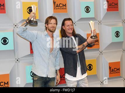 Brian Kelley, Tyler Hubbard von Florida Georgia Line im Presseraum für 51st Awards der Academy Of Country Music (ACM) - Press Room, MGM Grand Garden Arena, Las, NV 3. April 2016. Foto von: James Atoa/Everett Collection Stockfoto
