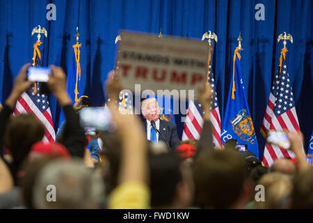 West Allis, Wisconsin USA - 3. April 2016 - Donald Trump Kampagnen für die republikanische Nominierung zum Präsidentschaftskandidaten. Bildnachweis: Jim West/Alamy Live-Nachrichten Stockfoto