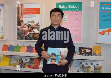 (160404)--BOLOGNA, 4. April 2016 (Xinhua)--chinesische Schriftsteller Cao Wenxuan Posen mit seinen Werken an der Bologna Kinderbuchmesse in Bologna, Italien, am 4. April 2016. Chinesische Kinder-Fiction-Autor Cao Wenxuan am Montag gewann Hans Christian Andersen-Preis 2016 um die Bologna Kinderbuchmesse in Italien. (Xinhua/Song Jian) Stockfoto