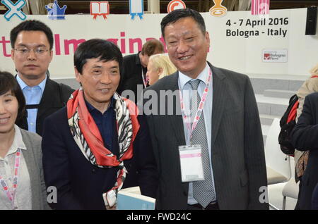 (160404)--BOLOGNA, 4. April 2016 (Xinhua)--chinesische Schriftsteller Cao Wenxuan (2. R Front) posiert für Fotos nach dem Gewinn der Hans Christian Andersen-Preis in Bologna, Italien, am 4. April 2016. Chinesische Kinder-Fiction-Autor Cao Wenxuan am Montag gewann Hans Christian Andersen-Preis 2016 um die Bologna Kinderbuchmesse in Italien. (Xinhua/Song Jian) Stockfoto