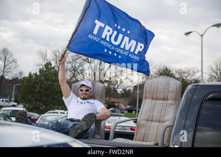 West Allis, Wisconsin, USA. 3. April 2016. Pro-Donald Trump Unterstützer Wellen stolz seine Fahne in der Luft während der Wartezeit für den Eintritt in die Veranstaltung. Bildnachweis: Jonah weiß/Alamy Live-Nachrichten Stockfoto