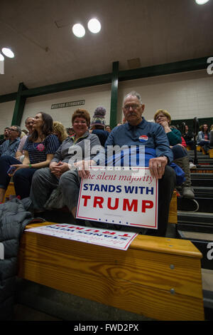 West Allis, Wisconsin, USA. 3. April 2016. Trump Fan sitzt mit seinem Zeichen Donald Trump Eingang erwartet. Bildnachweis: Jonah weiß/Alamy Live-Nachrichten Stockfoto