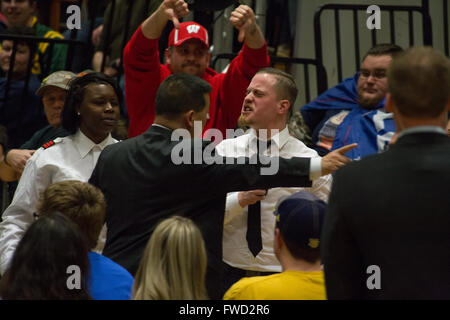 West Allis, Wisconsin, USA. 3. April 2016. Anti-Trump Demonstrant aufsteht zu schreien und abgeschnitten Donald Trump Durring seiner Rede. Bildnachweis: Jonah weiß/Alamy Live-Nachrichten Stockfoto