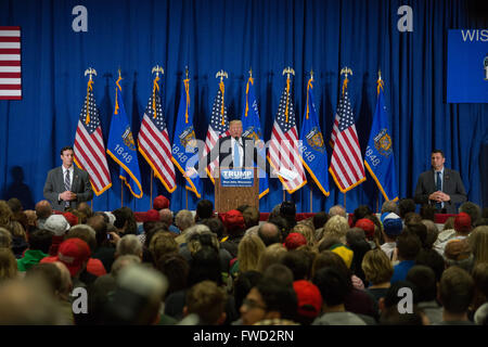 West Allis, Wisconsin, USA. 3. April 2016. Trump steht vor seiner geschätzten West Allis Schar von über 1.000 Menschen am späten Abend am 3. April 2016. Trump hielt seine Rathaus Treffen an Nathan Hale High School am 19:00 Credit: Jonah weiß/Alamy Live News Stockfoto