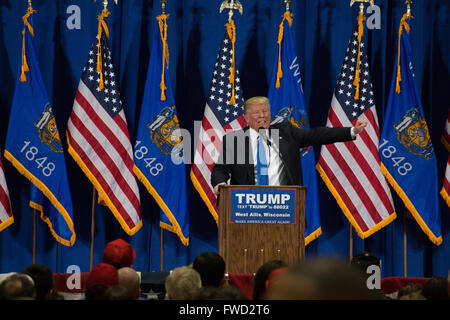 West Allis, Wisconsin, USA. 3. April 2016. Trump steht vor seiner geschätzten West Allis Schar von über 1.000 Menschen am späten Abend am 3. April 2016. Trump hielt seine Rathaus Treffen an Nathan Hale High School am 19:00 Credit: Jonah weiß/Alamy Live News Stockfoto