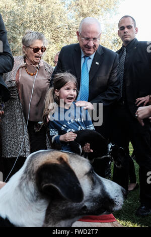 Jerusalem, Israel. 4. April 2016. Präsident des Staates Israel, REUVEN RIVLIN und First Lady, NECHAMA RIVLIN, Hosts eine "Adoptiere einen Tag des Hundes" Event im Garten der Residenz des Präsidenten in Partnerschaft mit der israelischen Tierschutz-Organisation "die Tiere leben lassen". Bildnachweis: Nir Alon/Alamy Live-Nachrichten Stockfoto