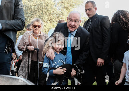 Jerusalem, Israel. 4. April 2016. Präsident des Staates Israel, REUVEN RIVLIN und First Lady, NECHAMA RIVLIN, Hosts eine "Adoptiere einen Tag des Hundes" Event im Garten der Residenz des Präsidenten in Partnerschaft mit der israelischen Tierschutz-Organisation "die Tiere leben lassen". Bildnachweis: Nir Alon/Alamy Live-Nachrichten Stockfoto