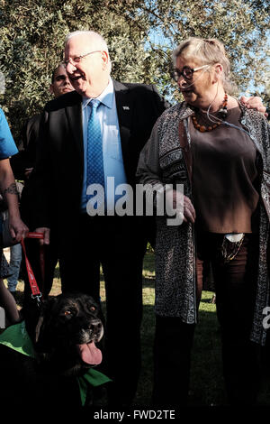 Jerusalem, Israel. 4. April 2016. Präsident des Staates Israel, REUVEN RIVLIN und First Lady, NECHAMA RIVLIN, Hosts eine "Adoptiere einen Tag des Hundes" Event im Garten der Residenz des Präsidenten in Partnerschaft mit der israelischen Tierschutz-Organisation "die Tiere leben lassen". Bildnachweis: Nir Alon/Alamy Live-Nachrichten Stockfoto