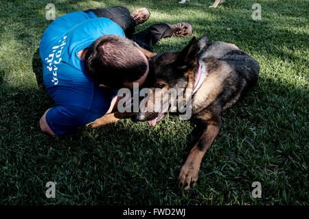 Jerusalem, Israel. 4. April 2016. Israelische Präsident und die First Lady Rivlin Veranstaltung eine "Adoptiere einen Tag des Hundes" im Garten der Residenz des Präsidenten in Partnerschaft mit der israelischen Tierschutz-Organisation "die Tiere leben lassen". Bildnachweis: Nir Alon/Alamy Live-Nachrichten Stockfoto