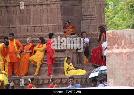 Jodhpur, Indien. 4. April 2016. Internationalen Action-Star Jackie Chan, Bollywood-Schauspieler Sonu Sood, Disha Patani und Amrya Dastur Tanz bei ihrem Shooting für den kommenden Film "Kung Fu Yoga" Mandor Garden in Jodhpur, Rajasthan. © Sunil Verma/Pacific Press/Alamy Live-Nachrichten Stockfoto