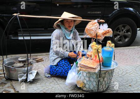 Vietnamesische Dame mit süßen Snacks auf der Straße, Saigon, Vietnam, Asien Stockfoto