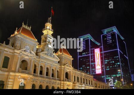 Rathaus und Vincom Shopping-Center bei Nacht, Saigon, Vietnam, Asien Stockfoto