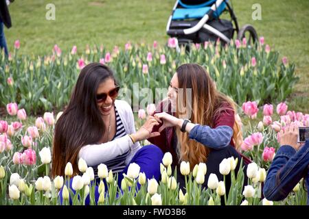 Zwei Mädchen posiert für ein Foto in die Tulpe Garten in DC auf der National Mall Stockfoto