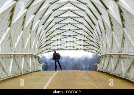 Moderne Architektur-Radweg und Steg De Groene Verbindingin Rotterdam, Autobahn A15 und eine Eisenbahnlinie, 150 Meter lang Stockfoto