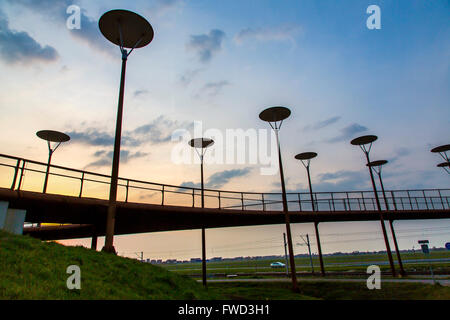 Radweg und Steg, Major Waaijer Brug in Zoetermeer, eine 220 Meter lange, gebogene Brücke über Autobahn und Eisenbahn Spur Stockfoto