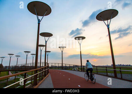 Radweg und Steg, Major Waaijer Brug in Zoetermeer, eine 220 Meter lange, gebogene Brücke über Autobahn und Eisenbahn Spur Stockfoto