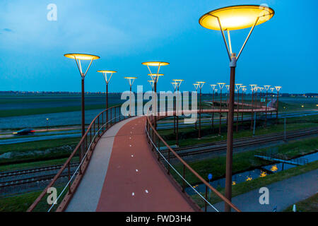 Radweg und Steg, Major Waaijer Brug in Zoetermeer, eine 220 Meter lange, gebogene Brücke über Autobahn und Eisenbahn Spur Stockfoto